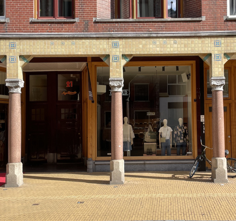 Winkelgalerij met bovenwoningen